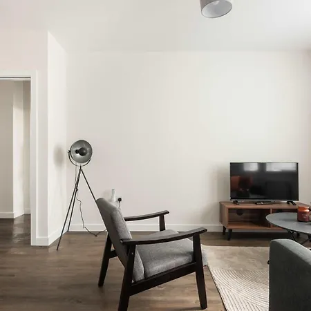 Modern 1 Bedroom In With Parking