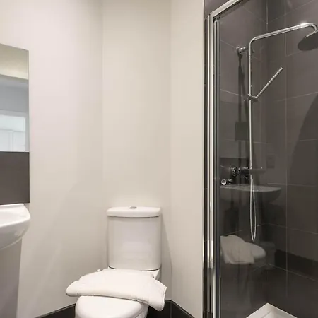 Modern 1 Bedroom In With Parking *