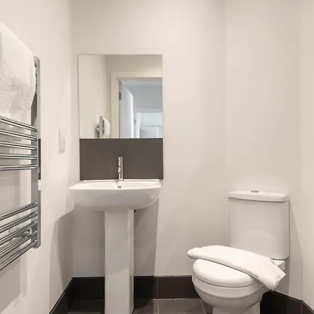 Modern 1 Bedroom In With Parking * York