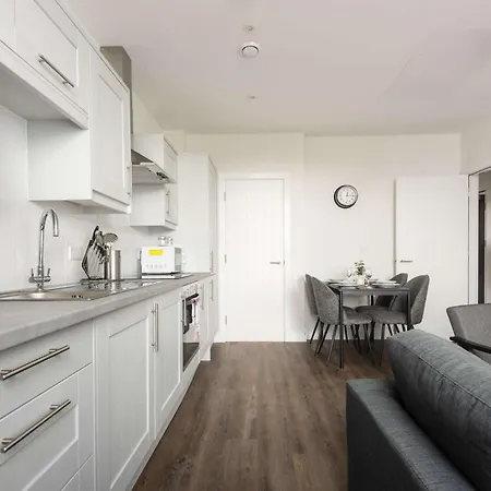 Modern 1 Bedroom In With Parking شقة