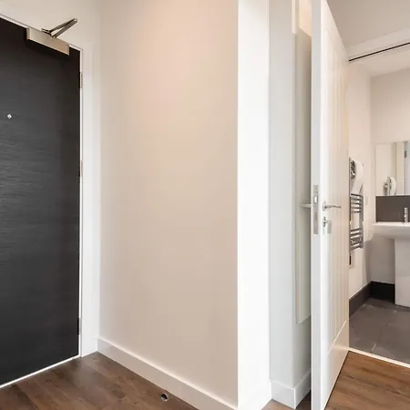 Modern 1 Bedroom In With Parking York