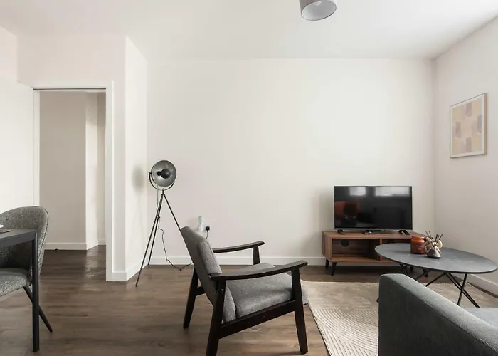 Modern 1 Bedroom In With Parking