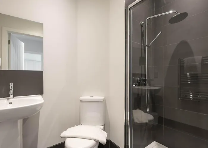 Modern 1 Bedroom In With Parking *